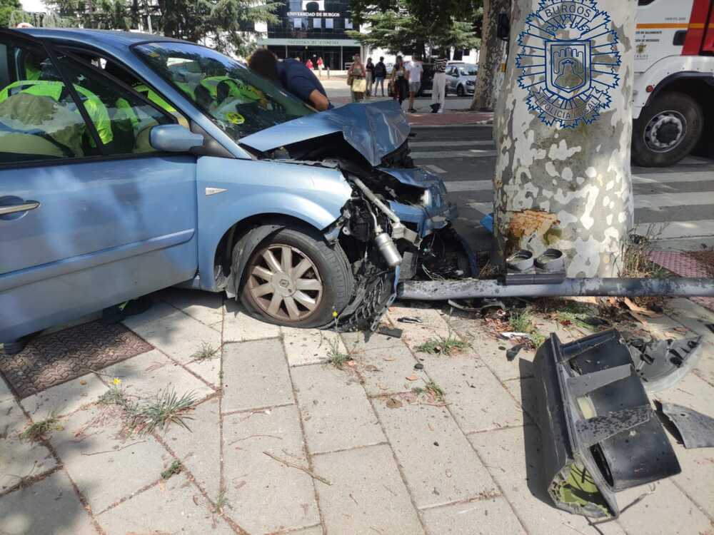 Imagen del estado en el que ha quedado la parte delantera del vehículo tras el espectacular accidente.