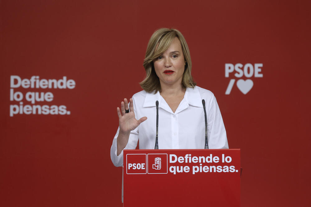 La portavoz de la Ejecutiva Federal del PSOE, Pilar Alegría, durante la rueda de prensa que ha ofrecido tras la reunión de la Ejecutiva, este lunes en la sede del partido en Ferraz.