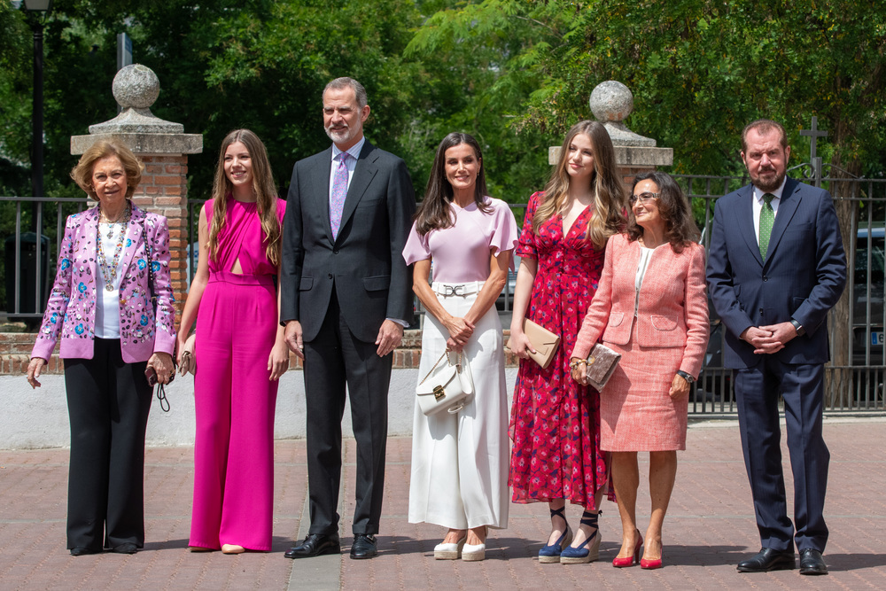 (I-D)  La Reina Sofía, la Infanta Sofía, el Rey Felipe, la Reina Letizia, la .Princesa Leonor, Paloma Rocasolano y Jesús Ortiz posan a su llegada a la parroquia de la Asunción de Nuestra Señora
