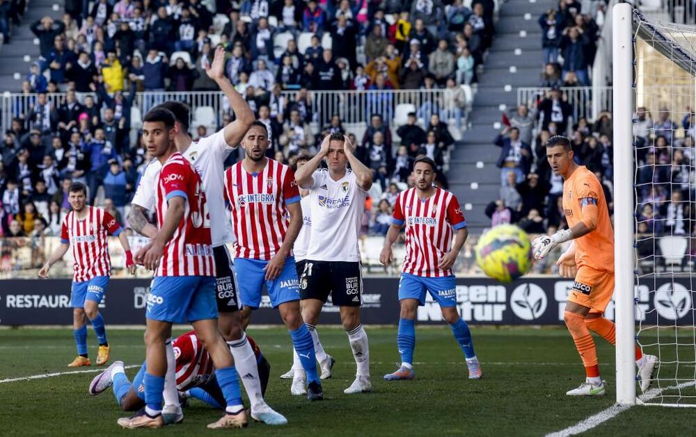 Imagen del partido entre el Burgos CF y el Real Sporting en El Plantío el pasado mes de marzo.