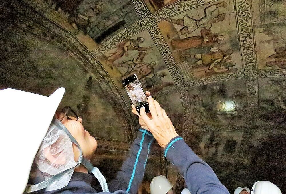 Una viajera alemana inmortaliza en su móvil las pinturas de la bóveda natural de la ermita de San Bernabé. 