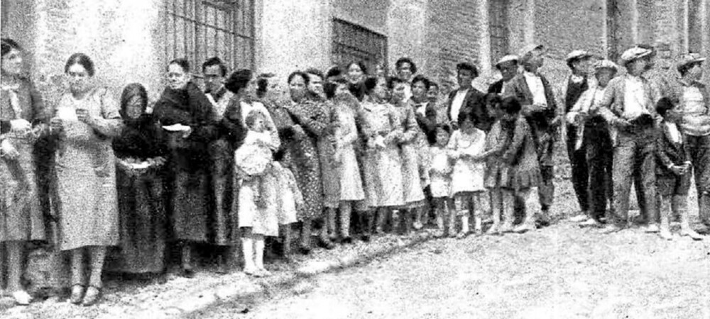 Las mujeres españolas aprovecharon la oportunidad que les dio la Segunda República y acudieron a votar con interés como reflejan estas fotos publicadas en la revista Estampa el 29 de abril de 1933 tras los primeros comicios en los que participaron.