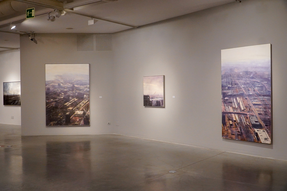 Se muestran 28 cuadros de pequeño y gran formato sobre paisajes industriales, construcciones urbanas y espacios devastados