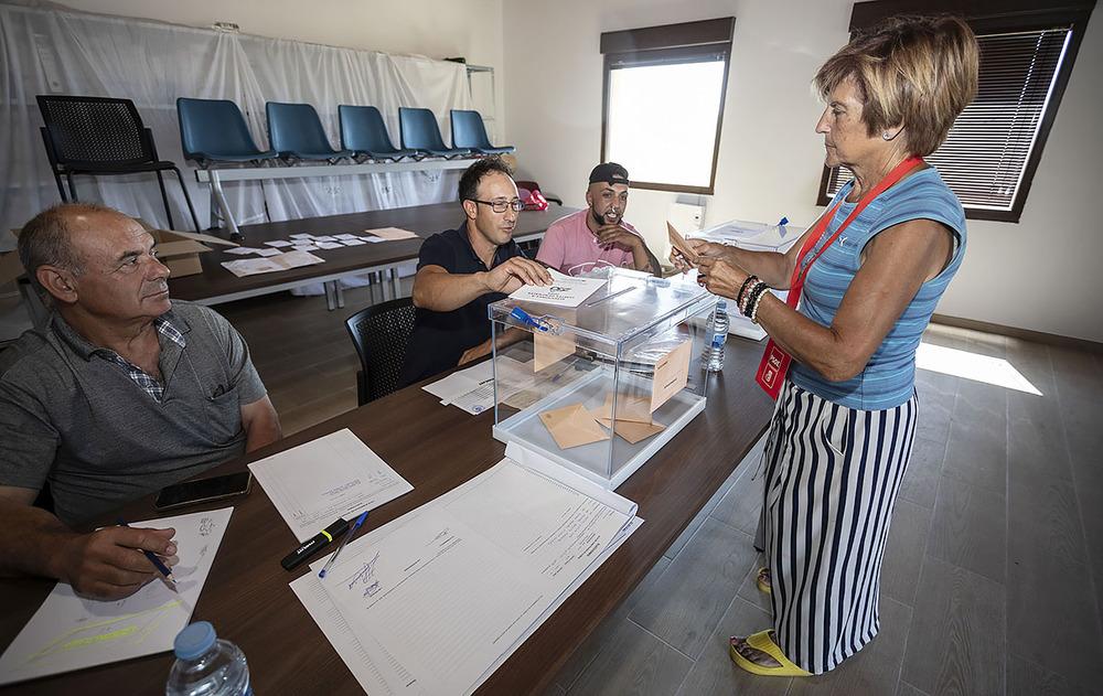 Elecciones 23-J | Votar en los pueblos: A las urnas con resaca y después de misa