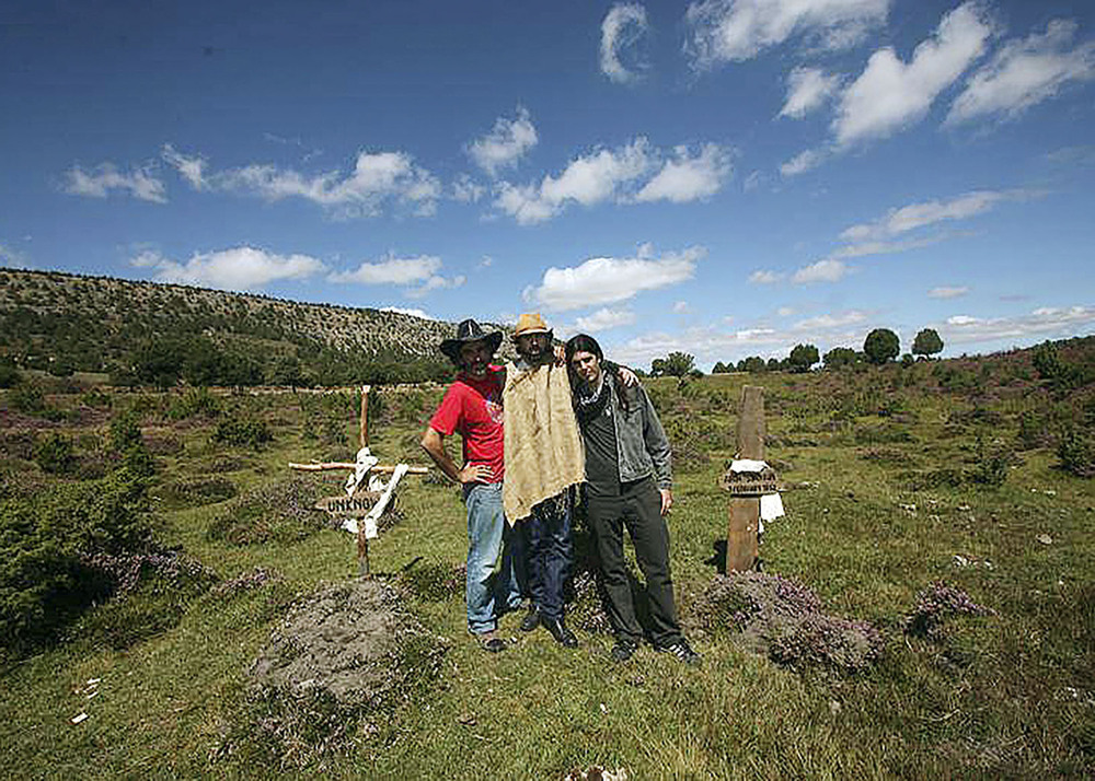 Sergio García, David Alba y Antonio Sanz, un 27 de agosto de 2013 con las primeras tumbas de Sad Hill reconstruídas. 