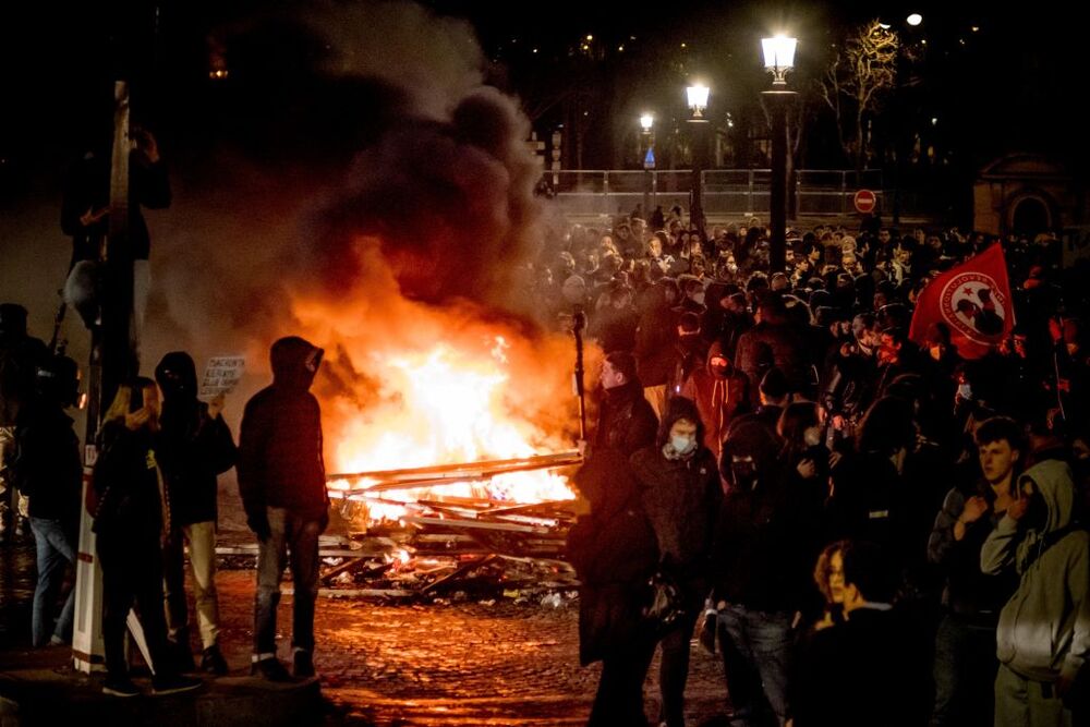 Francia.- Detenidas 200 personas en París tras una noche de disturbios contra la reforma de las pensiones de Macron