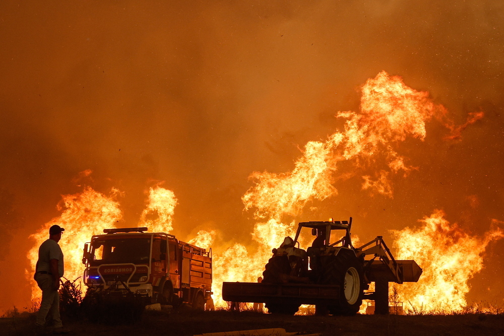 Un hombre vigila el incendio en el municipio de Odemira.