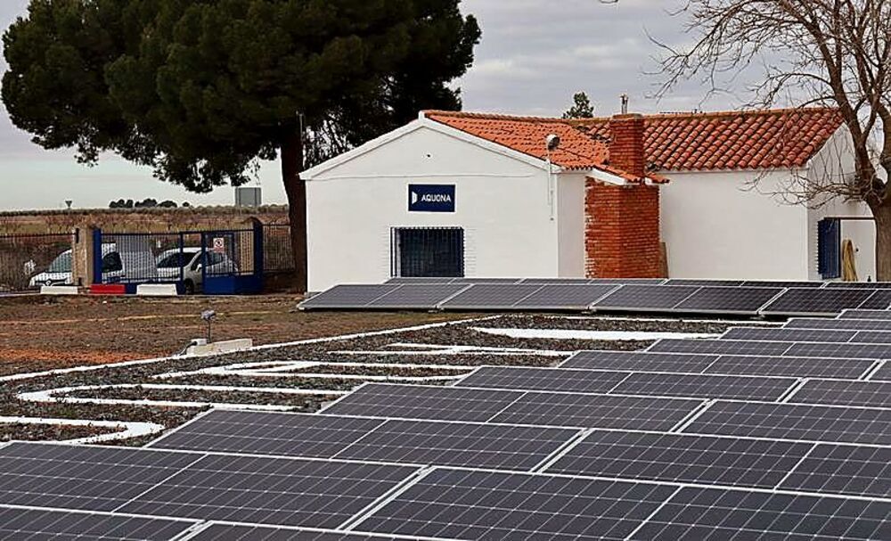 Placas solares en la estación de tratamiento de agua potable de Campo de Criptana