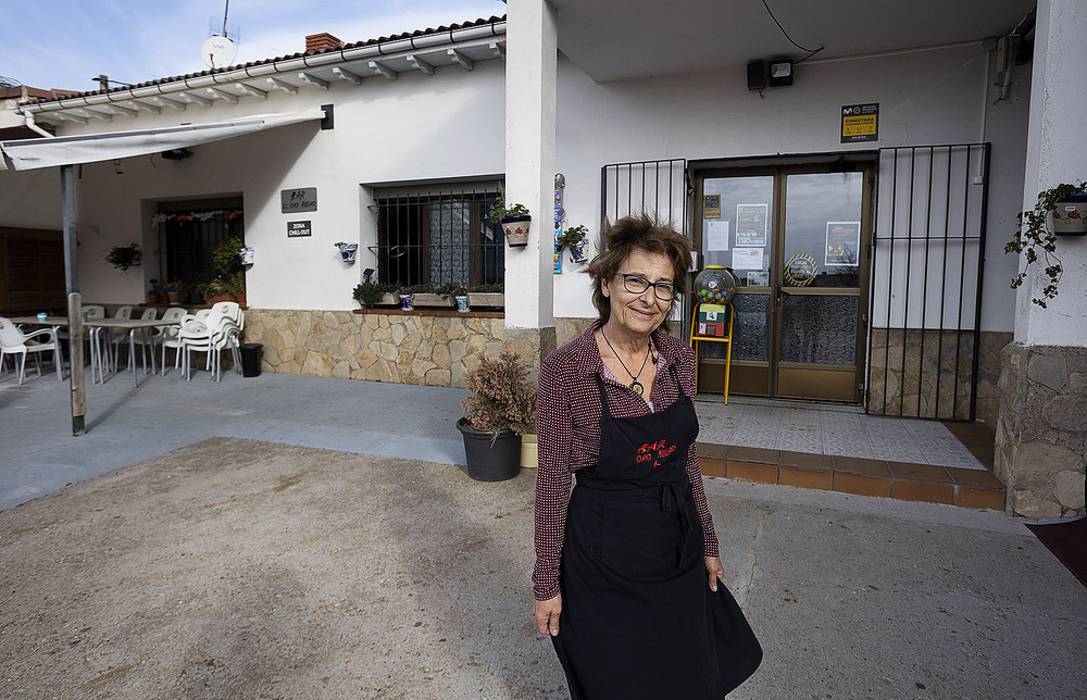 Begoña Garrido delante del bar que regenta desde 2018 cuando se trasladó desde Bilbao al pueblo. 