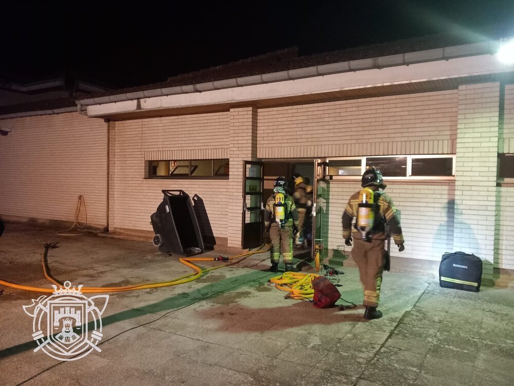 Los bomberos de Burgos han intervenido de madrugada en el Centro de Atención a Personas con Discapacidad Psíquica de Fuentes Blancas para sofocar las llamas.