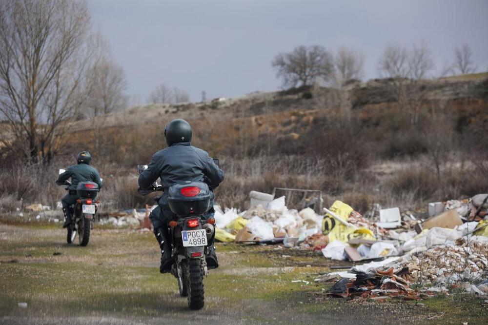 La Guardia Civil intensifica la vigilancia, seguimiento y sanción de los vertidos ilegales de escombros en numerosos puntos de la provincia de Burgos.  / LUIS LÓPEZ ARAICO