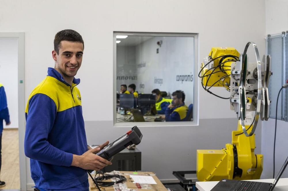 Juan Sanz ultima los detalles de este robot para instalarlo en la línea de fabricación y que empiece a trabajar el 1 de abril.