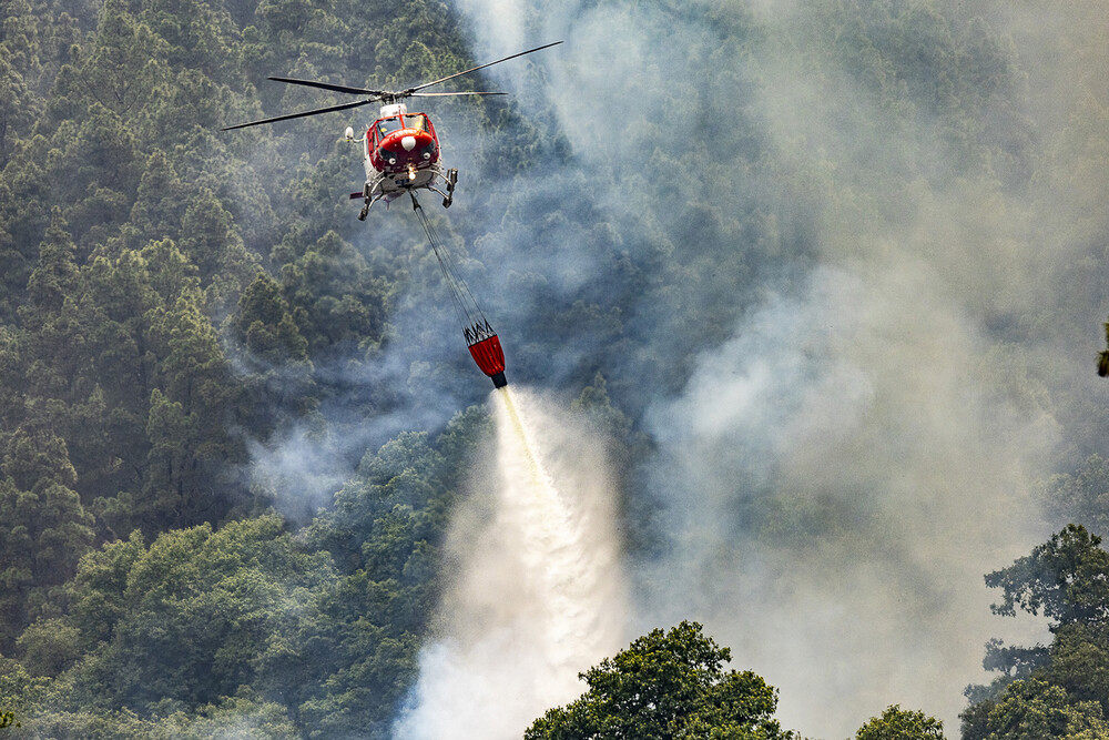 Un helicóptero foca las llamas en el incendio forestal de Tenerife  / AGENCIAS