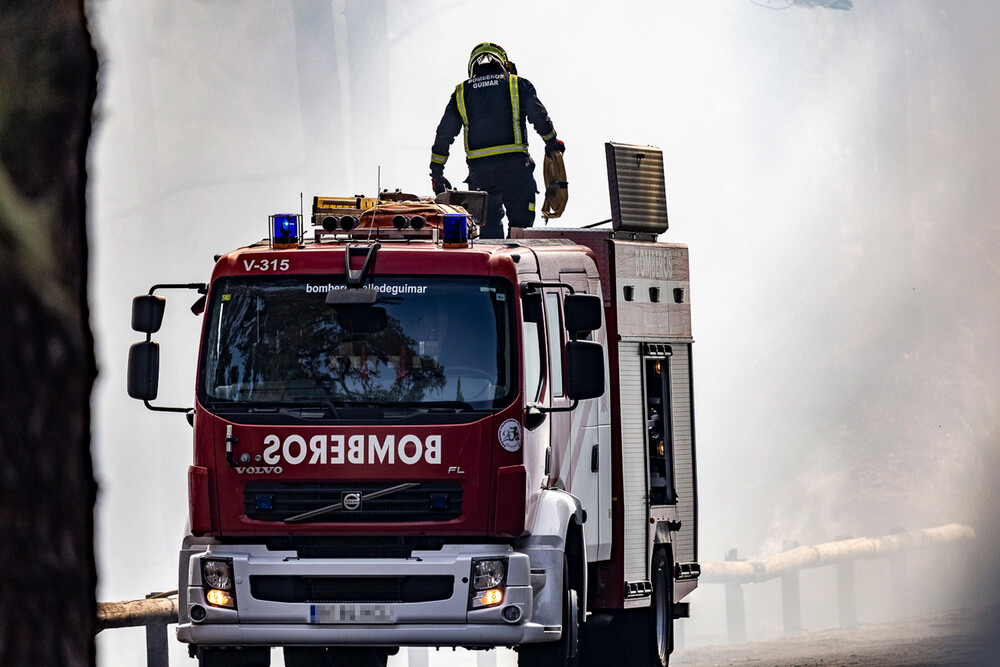 Un camión de bomberos trabaja en la extinción del fuego, en Las Lagunetas, a 22 de agosto, en La Esperanza, Tenerife, Canarias (España).   / AGENCIAS