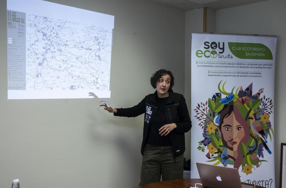 Karmah Salman muestra el mapa de entidades colaboradoras del Geoparque.  