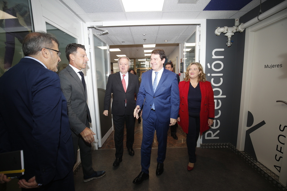 El presidente de la Junta, Alfonso Fernández Mañueco, ha visitado este viernes la sede de la multinacional burgalesa Antolin, su centro de I+D y Eurotrim.