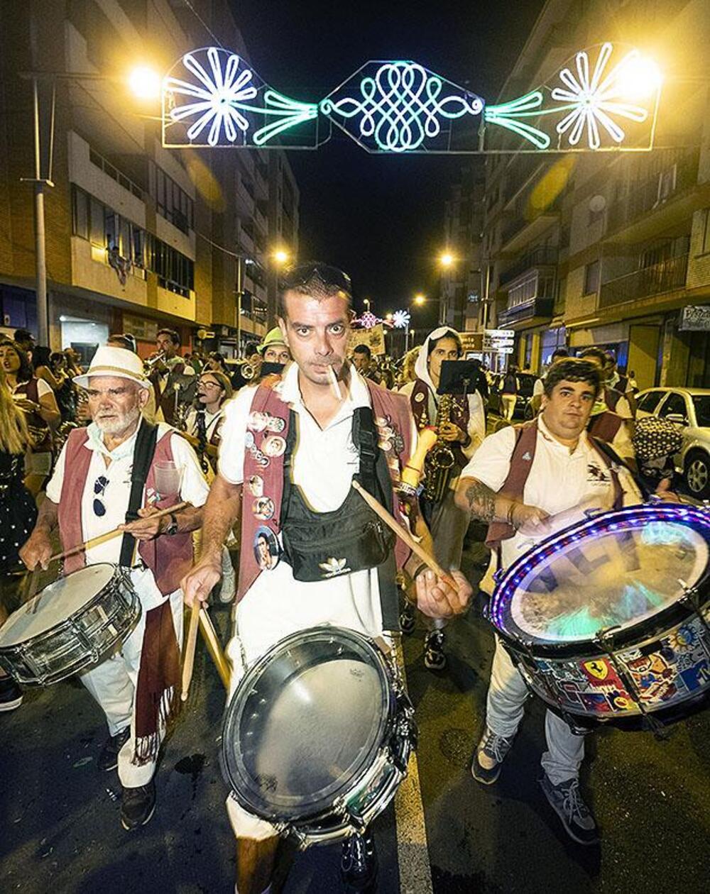 Las peñas, acompañadas por la música de las charangas, derrochan alegría en su tradicional recorrido de más de dos horas por las calles arandinas.  / ALBERTO RODRIGO