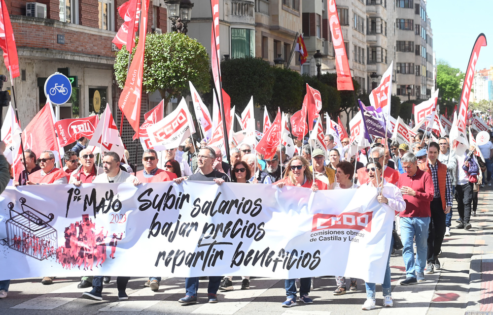 Manifestación por el Día del Trabajador en las calles de Burgos.  / RICARDO ORDÓÑEZ (ICAL)
