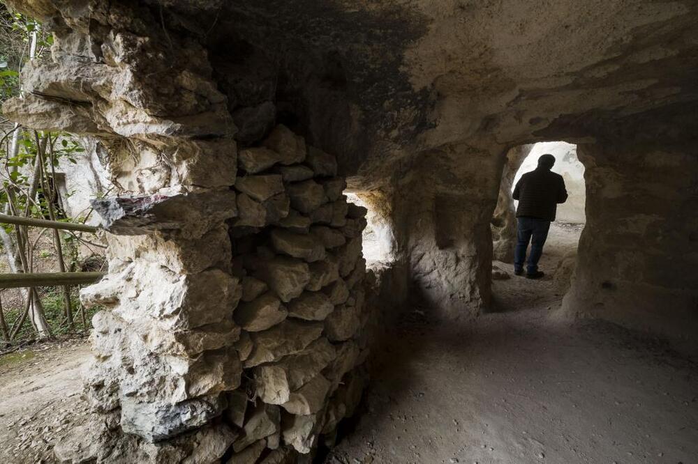 Algunas de las cuevas de los Portugueses están comunicadas entre sí por pasadizos y puertas.
