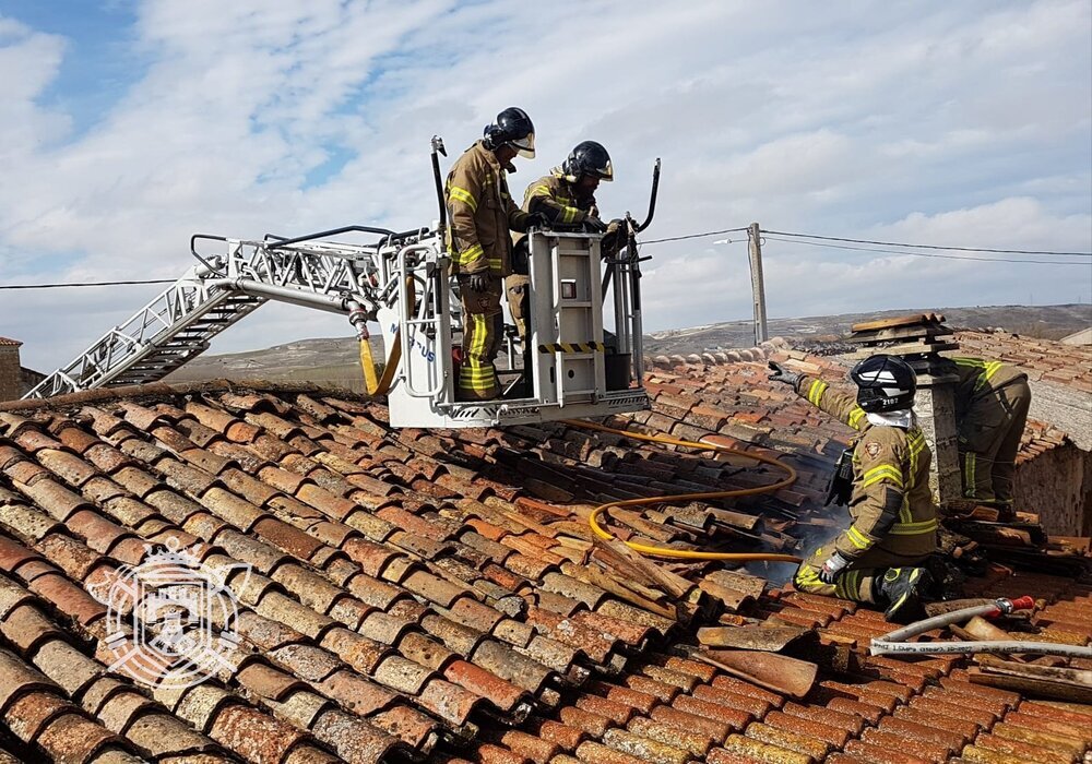 Los bomberos en el tejado de un merendero de San Mamés. 