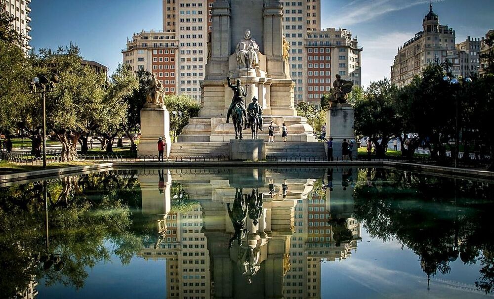 La Plaza de España de Madrid alberga un monumento a Cervantes, con las estatuas en bronce de Don Quijote y Sancho Panza.