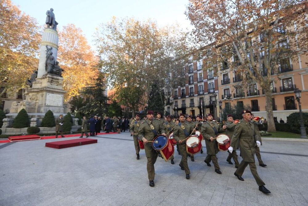 Ceremonia de izado de la bandera frente al Senado, en la plaza de la Marina Española, para celebrar el Día de la Constitución