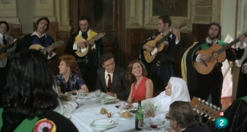 Una escena en el Salón Rojo del Principal con Concha Velasco, Charo Soriano, Paco Rabal, Isabelita Garcés... y la tuna.