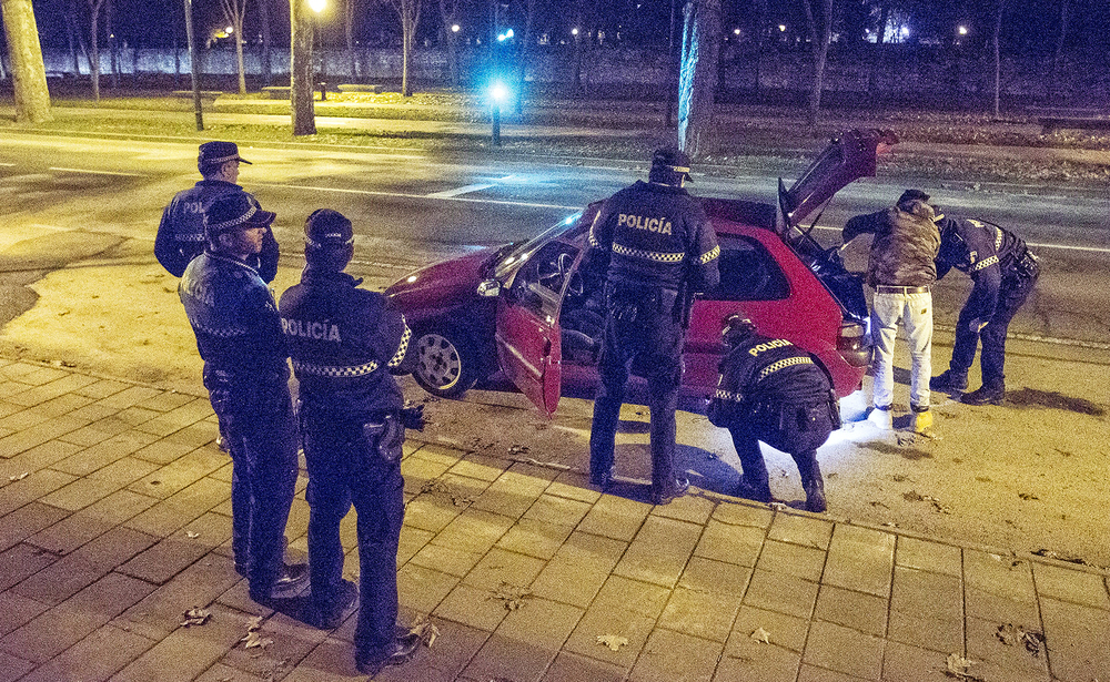La Policía Local lleva más de ocho años intentando controlar y desactivar las carreras ilegales de coches nocturnas en Burgos capital. En la foto, un control en San Amaro del año 2015.