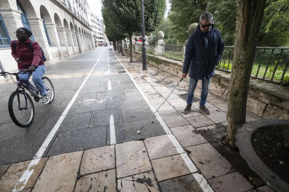 Decenas de burgaleses con discapacidad visual se enfrentan cada día al reto de transitar por las calles de la ciudad, que se encuentra llena de obstáculos.  / ALBERTO RODRIGO