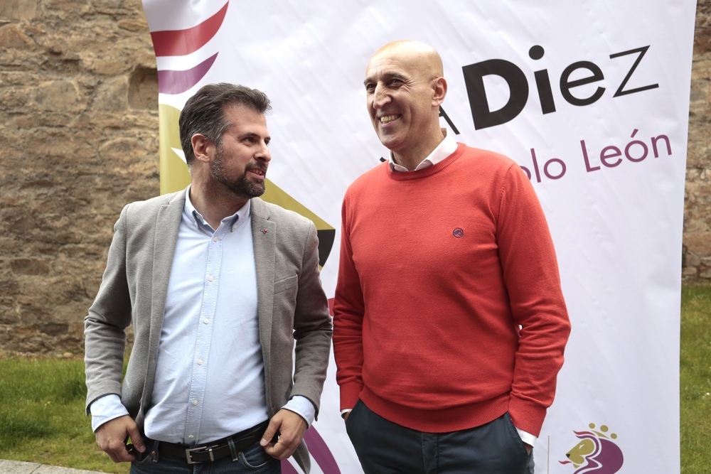 El secretario general del PSOECyL, Luis Tudanca, acompaña al candidato a la Alcaldía de León, José Antonio Diez, en el acto de cierre de campaña.