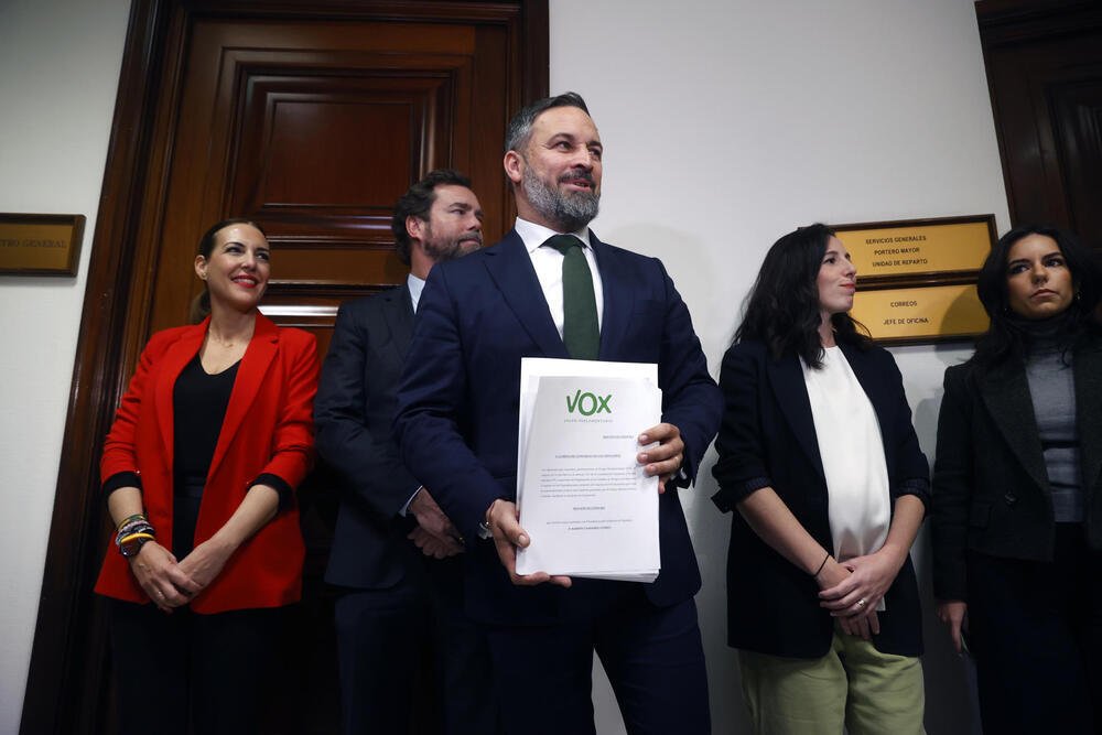 El presidente de Vox, Santiago Abascal (c) formaliza en el Registro del Congreso de los Diputados en Madrid la moción de censura