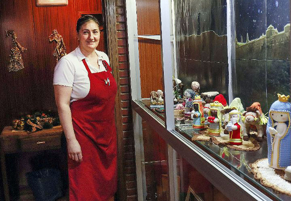 María Alcalde ha instalado en el bar Lis 2 un original Nacimiento.