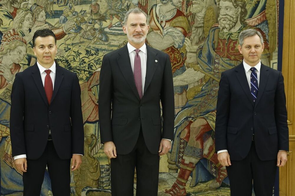 El Rey Felipe posa junto a los nuevos ministros de  Sanidad, Consumo y Bienestar, José Manuel Miñones (d), y de Industria, Comercio y Turismo, Héctor Gómez (i)