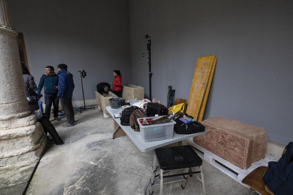 En este espacio del claustro del Museo de Burgos donde se ha terminado la excavación van a quedar los sarcófagos.  / VALDIVIELSO