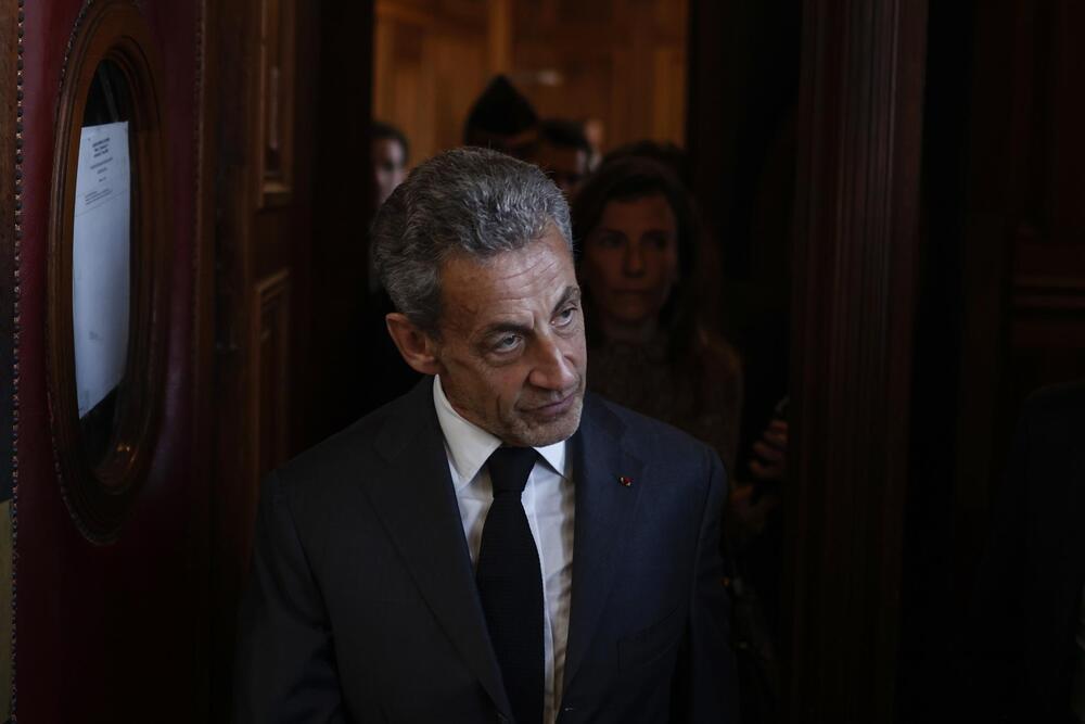 El expresidente francés Nicolas Sarkozy sale del juzgado después de que el tribunal de apelación confirmara su condena por corrupción.