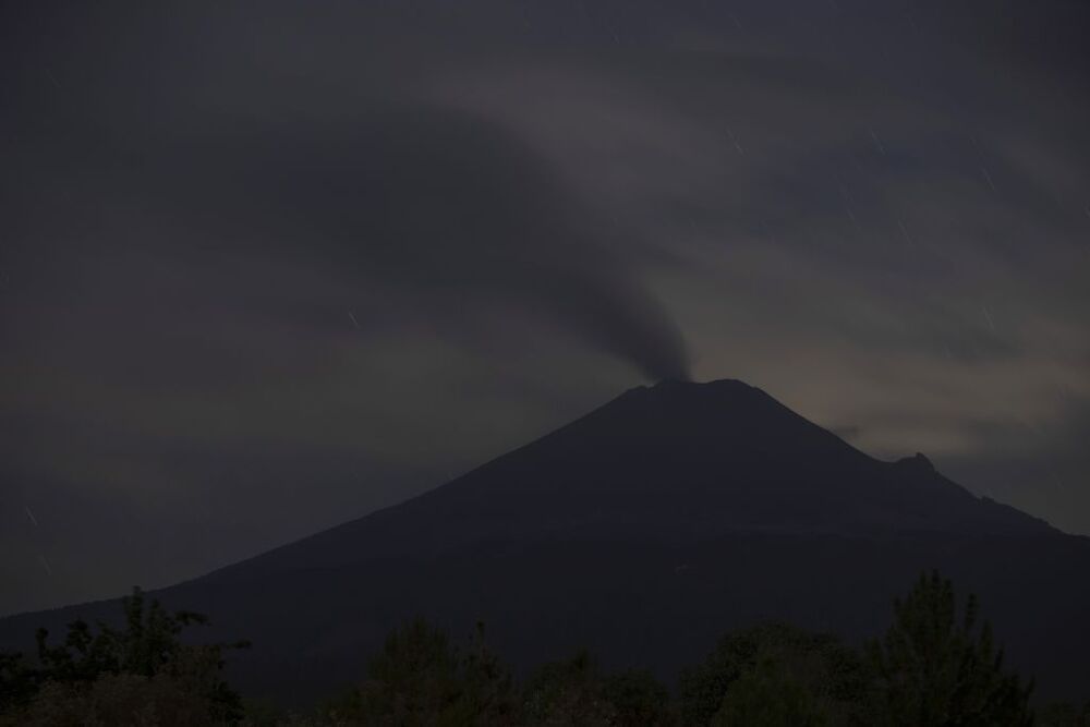 Cenizas del volcán Popocatépetl suspenden vuelos en Ciudad de México por casi 6 horas  / HILDA RÍOS