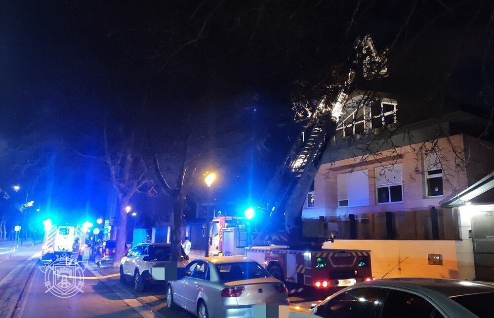 Los bomberos acudieron a sofocar un pequeño incendio causado por una chimenea en la avenida Palencia. 