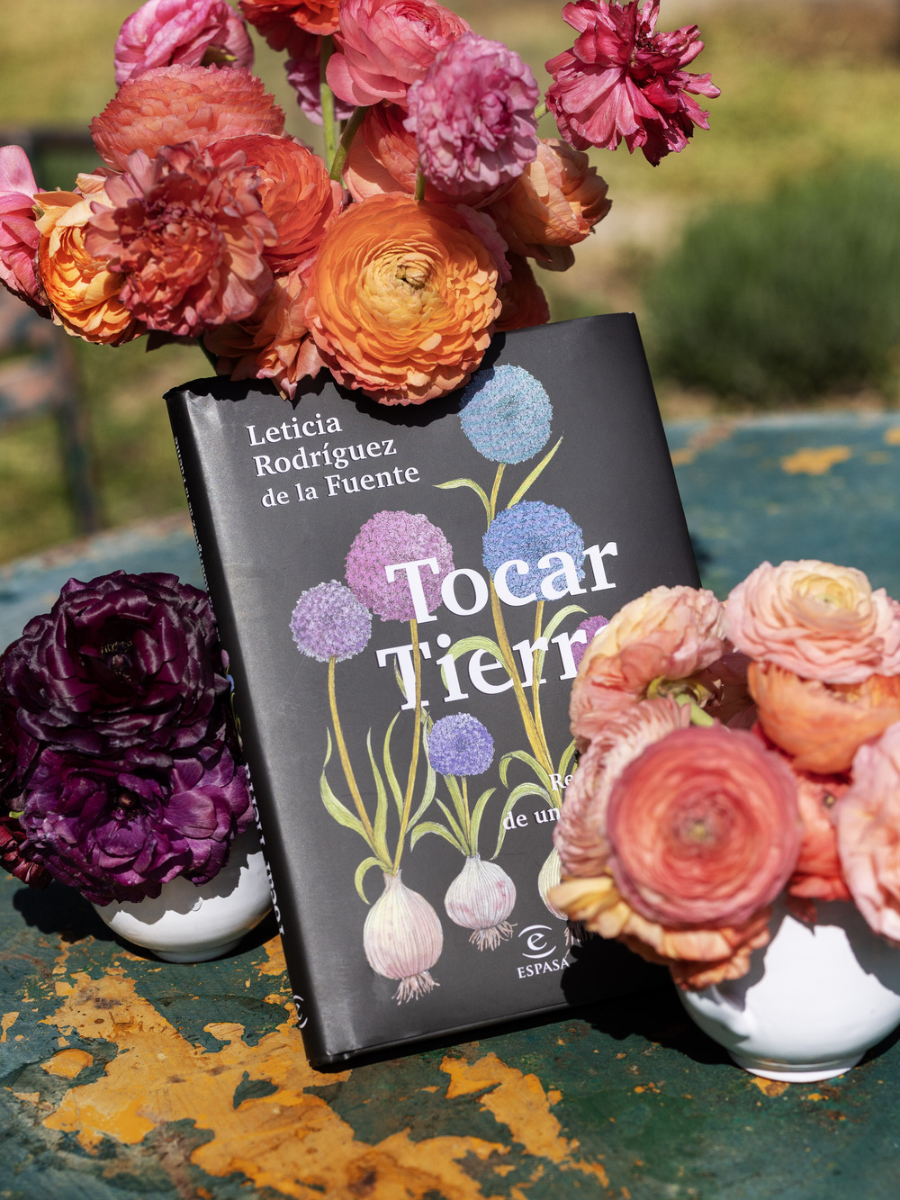 La portada del libro de Leticia Rodríguez de la Fuente, 'Tocar Tierra', entre flores.