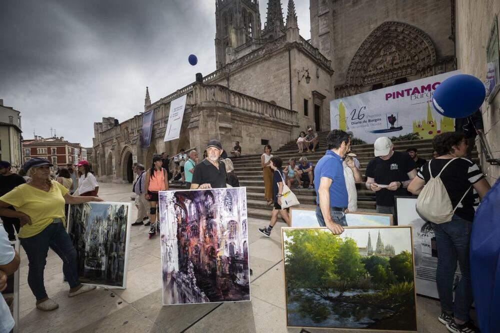El artista ganador de la edición número 26, el valenciano Blai Tomás Ibáñez, posa con su obra en una imagen tomada justo antes de entregar el lienzo.