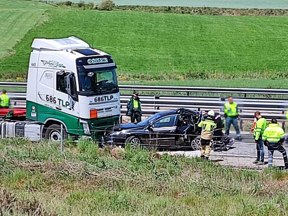 Imágenes del accidente múltiple ocurrido este mediodía en la AP-1 a la altura de Santa Olalla de Bureba que ha obligado a cortar la vieja autopista.  / F.L.D.