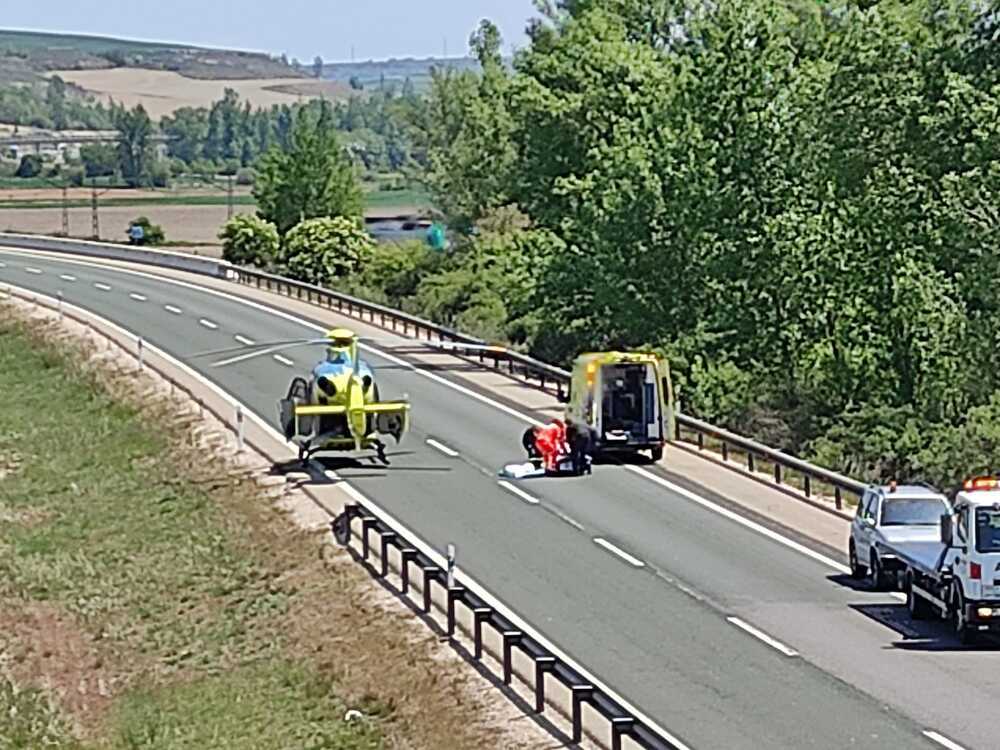 Imágenes del accidente múltiple ocurrido este mediodía en la AP-1 a la altura de Santa Olalla de Bureba que ha obligado a cortar la vieja autopista.  / F.L.D.