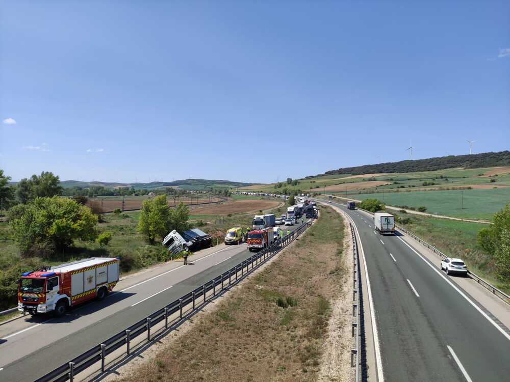 Imágenes del accidente múltiple ocurrido este mediodía en la AP-1 a la altura de Santa Olalla de Bureba que ha obligado a cortar la vieja autopista.  / F.L.D.