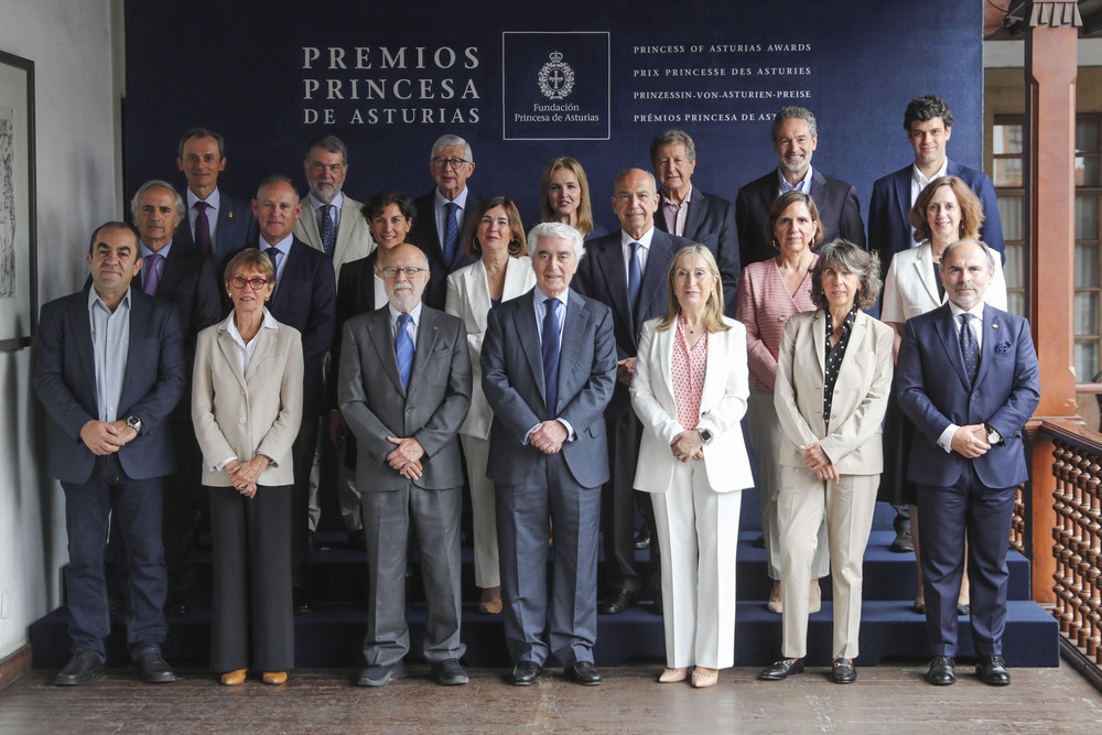 El jurado del Premio Princesa de Asturias de Cooperación Internacional, presidido por Gustavo Suárez Pertierra.