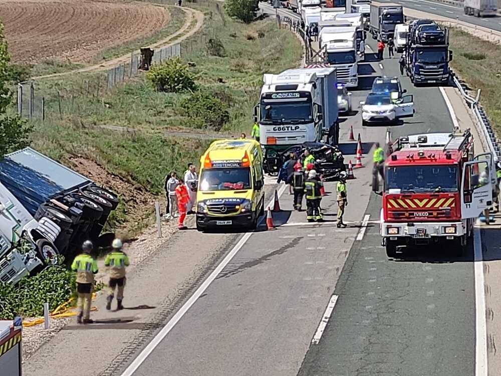 Imágenes del accidente múltiple ocurrido este mediodía en la AP-1 a la altura de Santa Olalla de Bureba que ha obligado a cortar la vieja autopista.