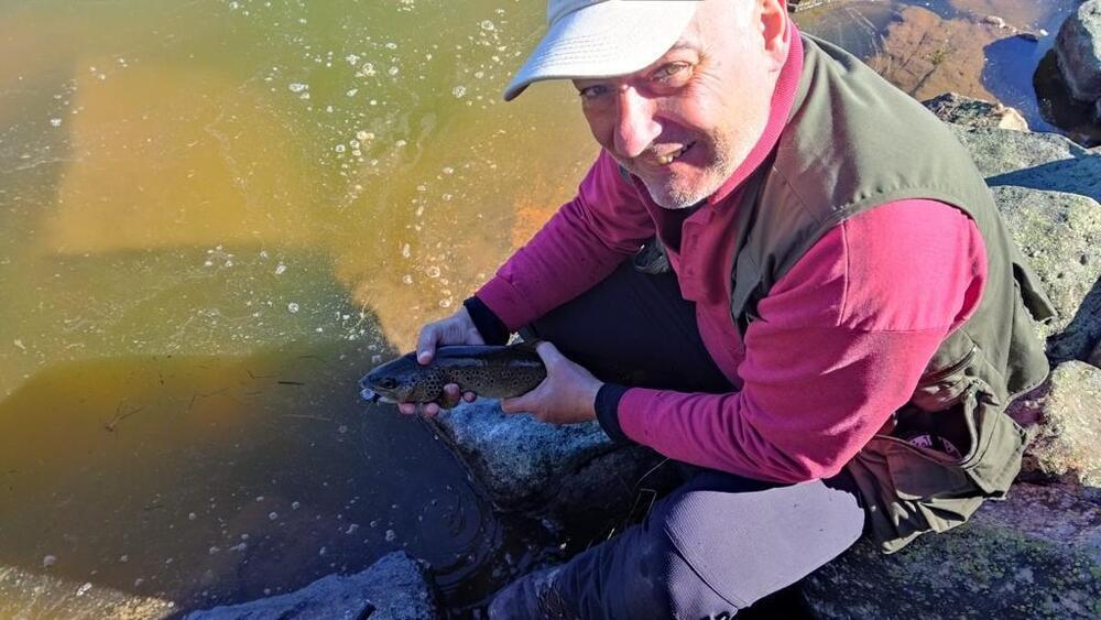 Pescan las primeras truchas en la Laguna Brava de Neila