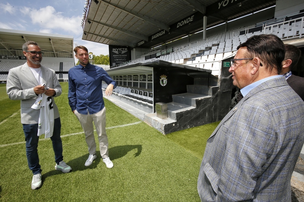 Jon Pérez Bolo, junto a Michu y frente a Rodrigo Santidrián, en El Plantío durante su presentación como nuevo entrenador del Burgos CF. 