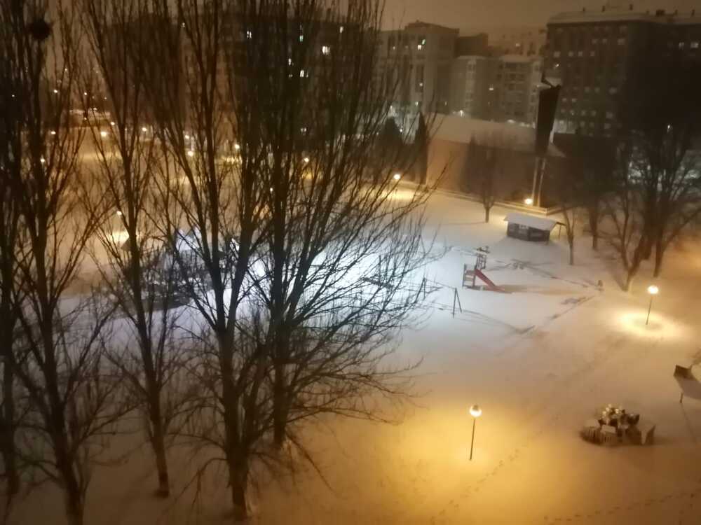 La nieve ya cubre las calles de Burgos  / Diario de Burgos