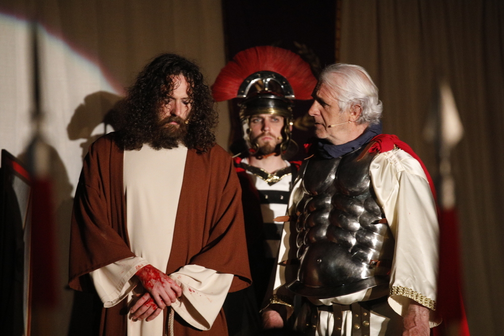 Jesucristo, representado de manera impecable por Gabriel Arribas, con Poncio Pilatos.
