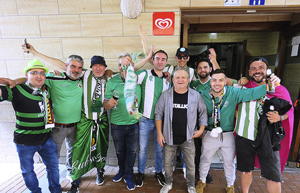 Centenares de aficionados del Racing alternaron en el barrio.