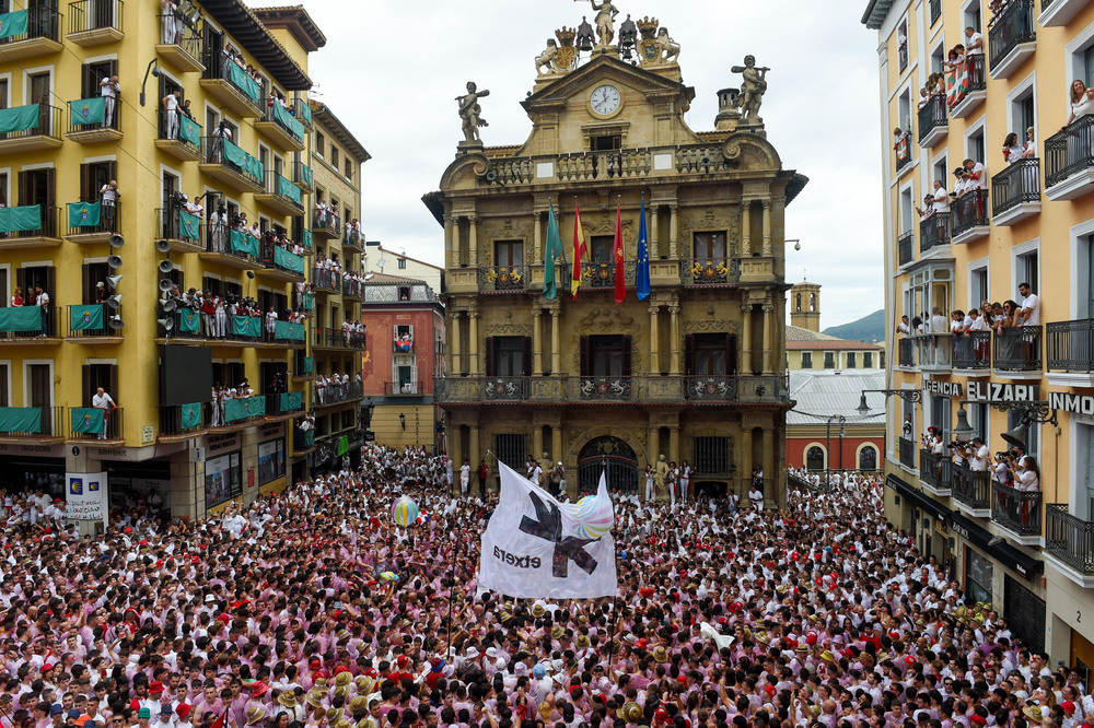 Miles de asistentes en la Plaza Consistorial de Pamplona han presenciado el chupinazo anunciador de los Sanfermines 2023.